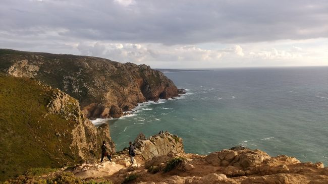 数分道を歩くと、目の前には巨大な崖が！<br />Tomorrow never knowsのＰＶを思い出させるすごい迫力！<br />ちょうど右側から太陽の光が差してきて、素晴らしい景色になりました。