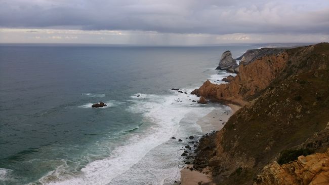 反対側に見える崖と海の風景。雲がひたすらどこまでも続いています。