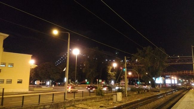 ロカ岬を訪れることができた安堵感と疲労からか、終点のカイス・ド・ソドレ駅に着いたことに気づかず、１つ手前のアルカンタラ・マール駅まで戻ってきてしまう。。。<br />4月25日橋のライトアップが美しかったので、駅から撮ってみたけど、建物や周りの明かりが邪魔でうまくとれず。。。