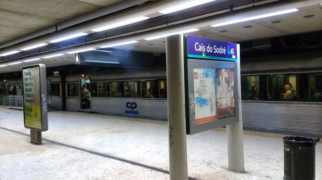 予定だいぶオーバーの21時前にカイス・ド・ソドレ駅に到着。<br />実はロカ岬の時点でもうデジカメの電池が全くなかったため、メトロのバイシャ・シアード駅経由で一旦ホテルに戻ることに。