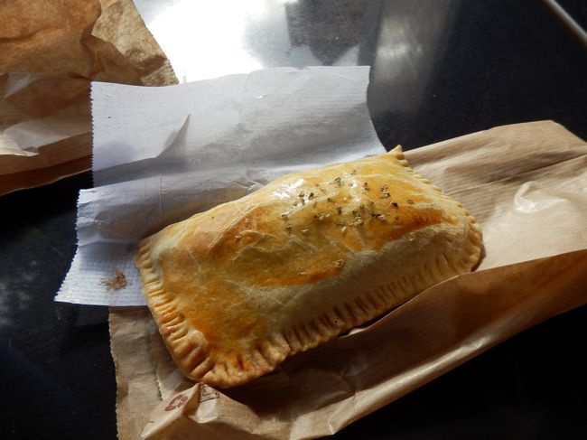 バスの中で空腹を少しでも満たすため、ミートパイとコーラをガブ飲み。<br />シントラ～ロカ岬はバスで40分程度。<br />いよいよこの半年ずっと夢見ていたロカ岬にたどり着く時が。。。<br />旅で一番楽しみにしている場所に向かう途中の気持ちの高揚は、やはり特別なもの。。。<br />初めての一人旅でパリ⇒モン・サン・ミッシェルを移動した時や、昨年エアーズロックに向かった時を思いだしながら、その時と同じく、ウォークマンのBGMは「Worlds end」。<br />「そうどんな世界の果てへも　気ままに旅して廻って」