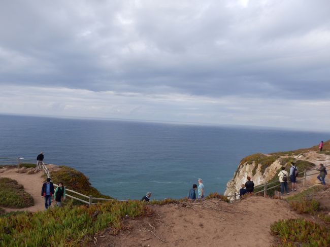 海に向かって右側の道。ここから果てしなく崖が続いています。