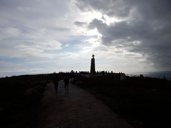 ついにその姿を現しました。。。！<br />天気はまだ曇り。<br />真ん中だけ青空がのぞいていて、かなり幻想的な景色になっていました。<br />ここが世界の西の果て、ロカ岬。。。！<br />何か特別なものがあるわけではないけど、やっとたどり着けた喜びとひたすら広がる海の広大な景色に感無量でした。<br />日没まであと２時間ほど。<br />あとは何とか天気が回復して、世界の果てに沈む夕日をこの目で見てみたい。そう強く願いました。