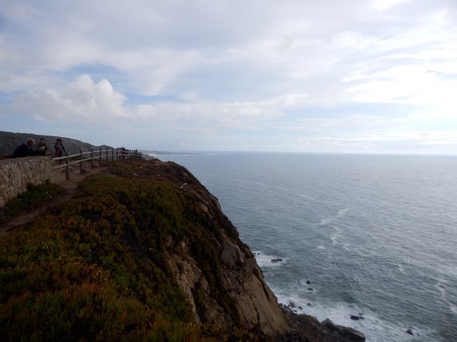 こちらは左側に続いている崖と道。<br />こっちの方が景色が良さそうだったので、向かってみることに。