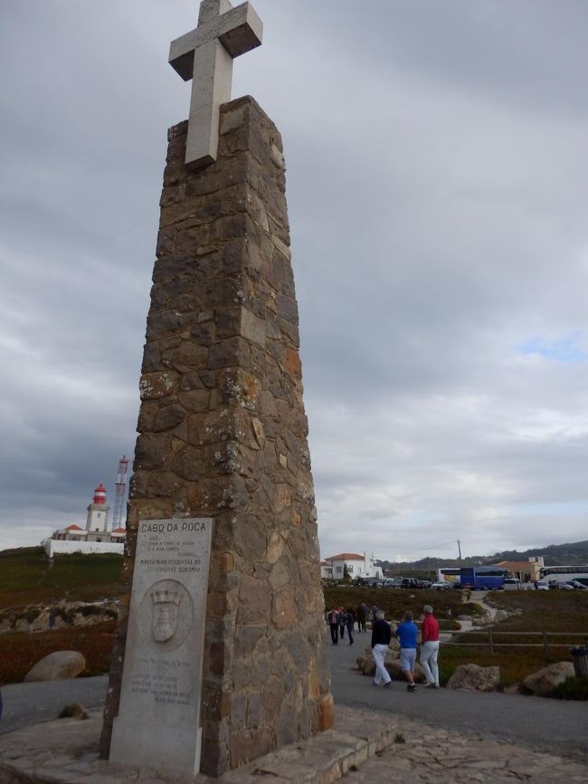 潮風が吹く道を真っすぐ歩いて、岬の果てに到着。<br />こちらがシンボルマークの石碑。<br />上部には十字架を司り、中央には詩人カモンイスの詩が刻まれている。