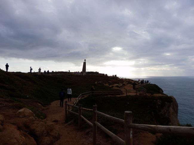 さて、再び岬の方へ。<br />日没まであと１時間ほど。。。<br />一向に太陽は雲に覆われたまま。。。<br />とにかく晴れることをひたすら信じました。