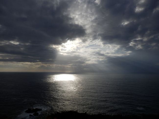 空と雲を遮るものが何もないため、ところどころある曇り空の隙間から太陽の光がこんな感じで差しこんできます。<br />「太陽に覆いかぶさった分厚い雲を難なく突き破って消える」といったフレーズそのもの。<br /><br />晴れていたら逆に見ることができない、とても幻想的な光景！<br />ポジティブにそんなこと考えているｗ