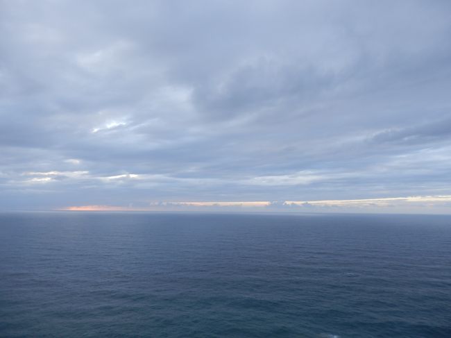 全然晴れる気配はないけれど、アメリカ大陸まで何も遮ることなく海と空が広がっているのであれば、夕日が沈む瞬間は下から見えるはず。。。！<br />