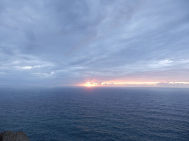 と思っていたら、きました！<br />空と海の間から夕焼けが！