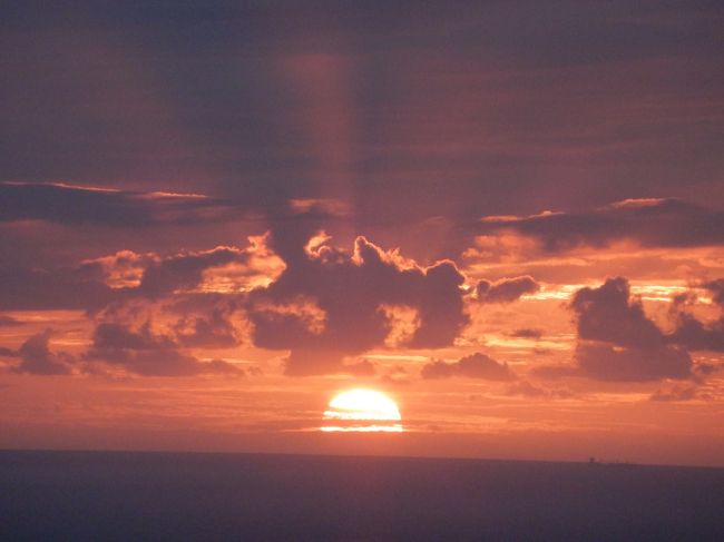 世界の西の果てから見る、沈んでいく夕日。<br />空は相変わらず曇っていたため、ほんとにわずかな光でわずかな時間だったけど、忘れられない思い出になりました。