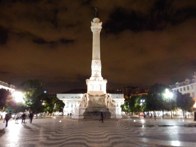 ホテルでデジカメの充電と休憩をすませ、22時前にポルトガル最後の夜を精一杯満喫すべく、再度出発！<br />最後の夜はこれしかないと決めていた、ファドのお店を目指します。<br />写真は夜間ライトアップされているロシオ広場。