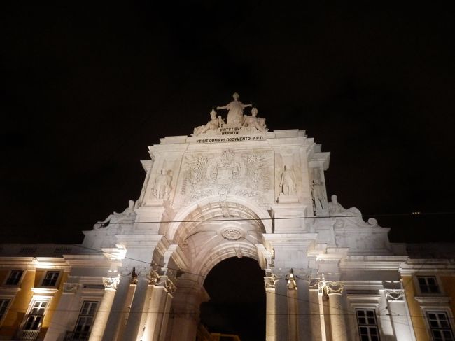ファドのお店に行く前に、おととい行ったコルメシオ広場のライトアップがどうしても見たくて来ました！<br />勝利のアーチのライトアップ
