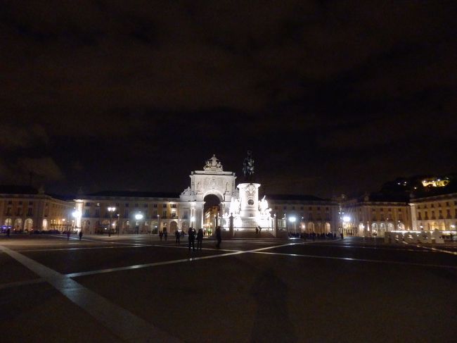 広場全体も綺麗にライトアップされています