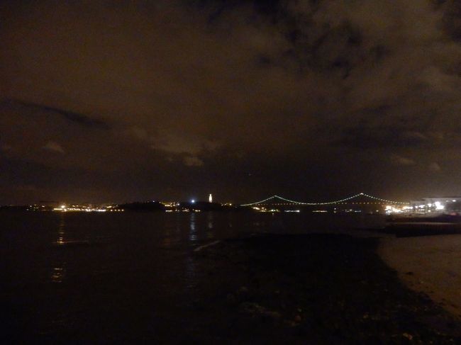 暗くてうまく撮れませんでしたが、4月25日橋とキリスト像もライトアップされていて綺麗です。