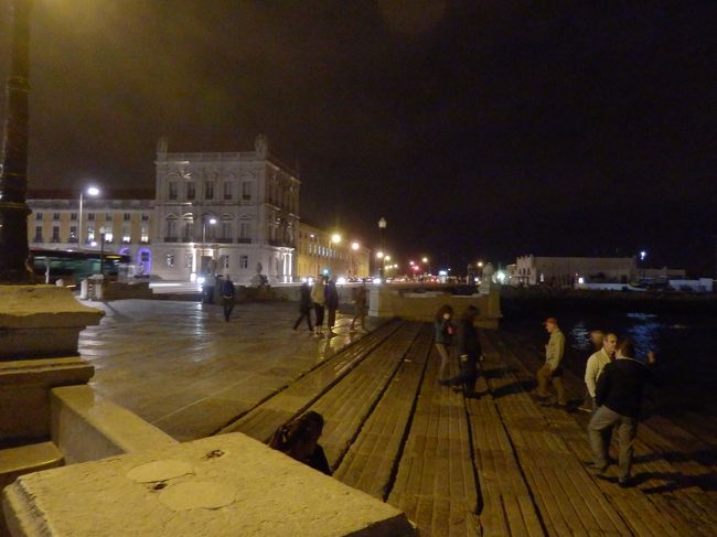 広場のすぐ手前の波止場には楽器を演奏している人や、地元の若者が集まっていて、夜間もとても素敵な場所でした！
