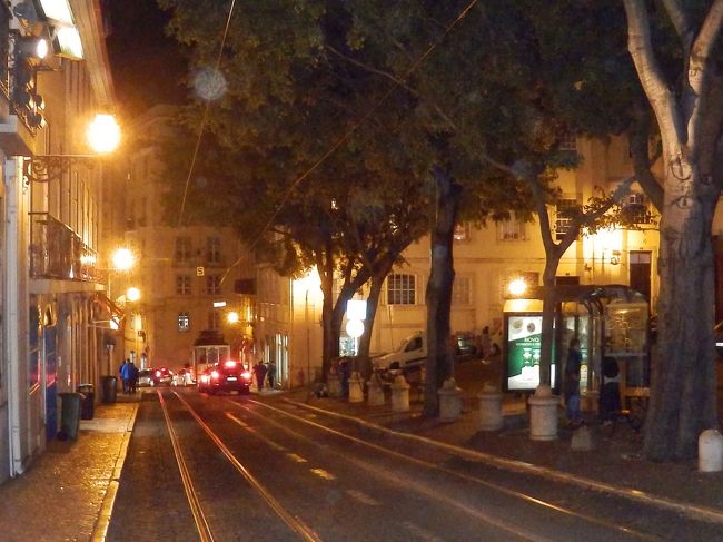 カテドラル前の坂道。<br />カテドラルのさらに奥まで行くと、暗くて少し怖い道が続くのですが、そこにファドのお店が集中しています。