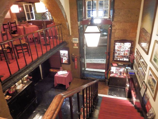 入口～待合スペースの様子。<br />日本だったらよほどの高級レストランじゃないとここまでの造りはできないのではないかというくらい店内の装飾や造りが美しい。