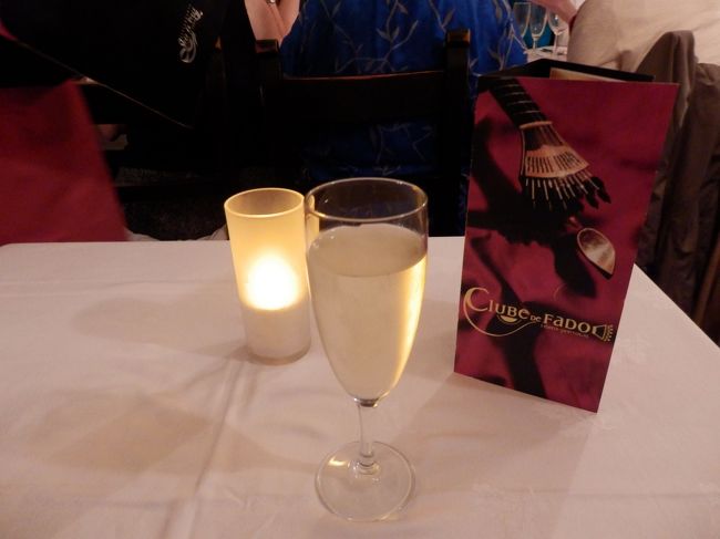 ファドは店によって決まった時間からスタートし、30分食事⇒ファド⇒食事の繰り返しとなるシステムのよう。<br />まずは今日も1日お疲れ様でした！のスパークリングワイン！