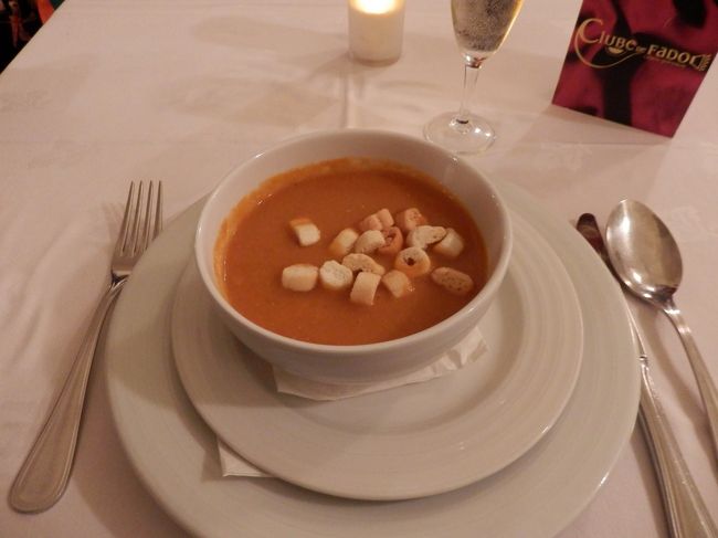 昼もミートパイとケイジャーダだけだったため、もう空腹を通り越していた身体に浸み渡る、安定の魚介のスープ！<br />エビのダシいっぱいで心身ともに回復させてくれました。