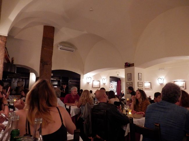 店内はこんな感じ。<br />かなり賑わっていて、観光客＜地元の人というイメージ。<br />