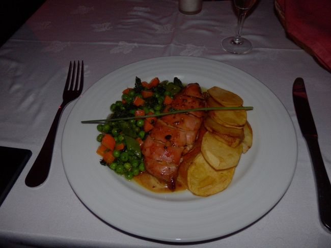 メインでオーダーしたのはチキン料理。<br />味付けがかなり甘いソースだったので、少々くどさを感じながらも、満腹にしてもらいました。