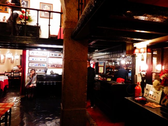 結局ワインを空けつつ３組の演奏を聴いて、夜中の12時過ぎまでファドを堪能しました！<br />最後の夜にふさわしい楽しい時間でした！