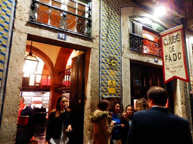 数あるファドのお店の中でなんとなくで入ったのが「CLUBE DE FADO」さん！<br />かなり繁盛していて、もちろん予約もしていなかったため、少し待ちましたが、無事入店させてもらえました！