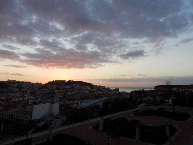 リスボンの夜明けは日本よりもかなり遅く、8時前ごろ。<br />7：30くらいになってようやく空が赤くなってまいりました！
