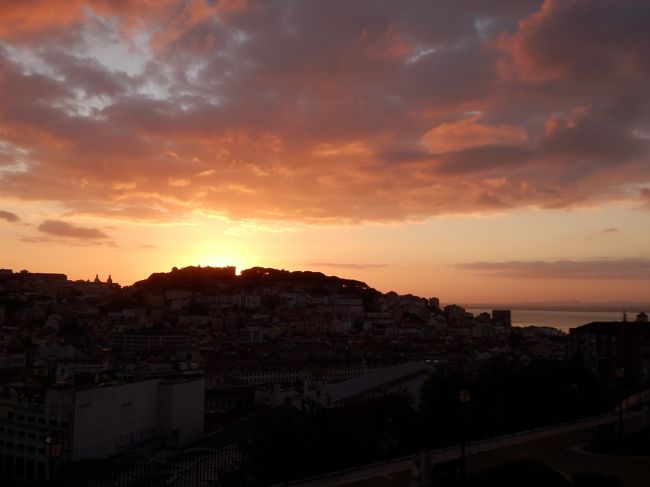 正面のサン・ジョルジェ城の後ろから日が上がってきます。