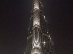 【※以下・番外編！！】

リスボンを出発して約7時間でドバイに到着。
ここではトランジットが８時間もあったので、一旦空港を脱出して、以前から興味のあったブルジェ・ハリーファに観光してきました！
※夜中の2持ごろの話なので、ここ以外はどこも行っていません。
世界一高いビルは写真ではどこまで伝わるかわからないけど、本当にとんでもない大きさでした！（高さ的にはスカイツリー＋東京タワーの2/3くらい。。）