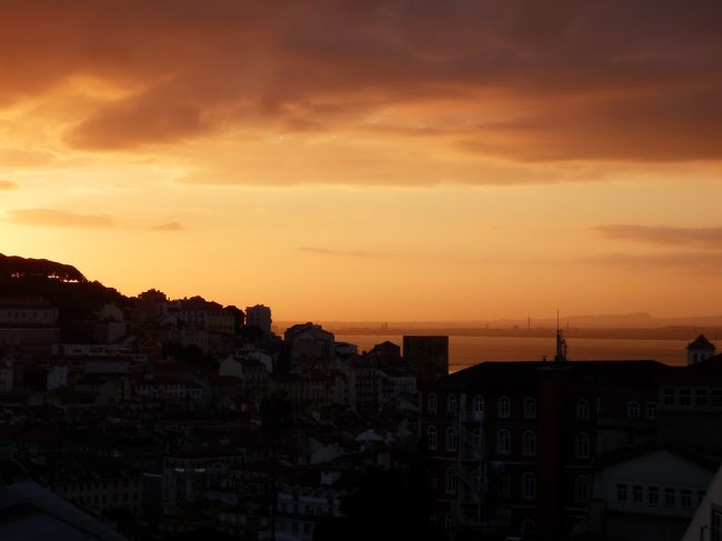 サン・ジョルジェ城右側の景色。<br />空と海がオレンジ色に染まって綺麗です。