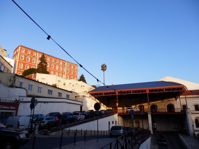 朝日に照らされるロシオ駅。