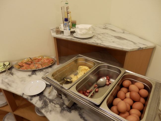 最終日にしてようやく写真を撮ったけど、ホテルのレストランの様子。<br />ヨーロッパらしいバイキング形式で、こちらはソーセジ、スクランブルエッグなど。