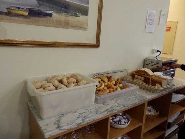 最後にパンとトースター。<br />突出して特別なものはないけど、朝のエネルギー補給には個人的にはこれでじゅうぶん！