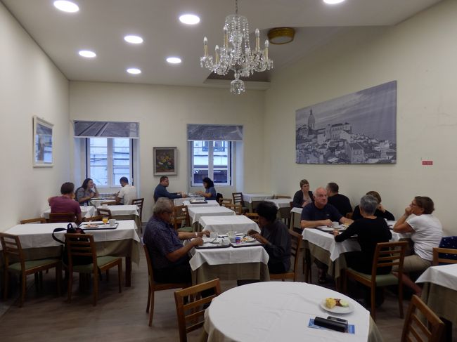 レストランの内観。<br />10分もないくらいの時間で朝食を詰め込み、最後の街歩きに備えます。<br />5日間ありがとうございました！<br />さて、それでは出発！