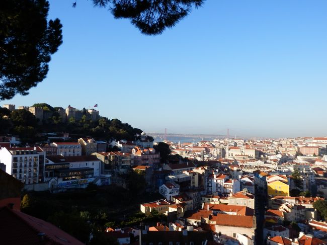 そしてそして、グラサ教会の手前にあるのがグラサ展望台！<br />やっと出会えました、青空全開！！<br />そしてグラサ地区にはさらに標高の高い展望台がすぐ近くにあるため、<br />そちらに移動します！