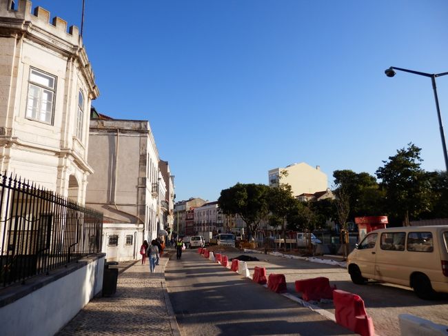 きのうずっと信じ続けていた青空。<br />ポルト、シントラ、ロカ岬のいずれも叶わなかったけど、やっとこの天気に恵まれて朝から感無量でグラサの街を歩きました。<br />もちろんこの時の脳内ＢＧＭは「ヒカリノアトリエ」！