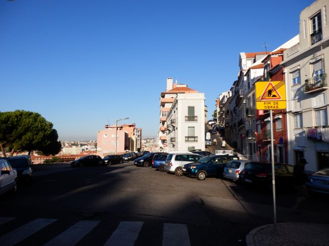 グラサ展望台から教会の周りを大きく旋回して工事中の道を抜け、この右奥の坂を越えれば、目指す「セニョーラ・ド・モンテ展望台」へ！