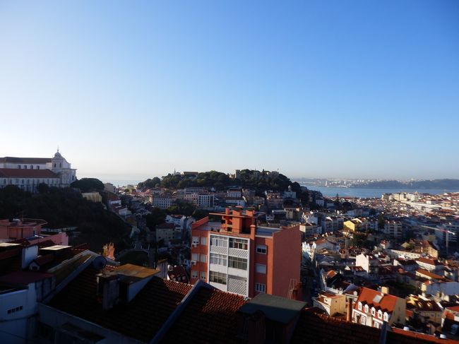 着きました！初日から行きたかった「セニョーラ・ド・モンテ展望台」！<br />今までの展望台とはまた異なる角度で、サン・ジョルジェ城（正面）と4月25日橋や対岸（右側）を同じ方向に見ることができます。