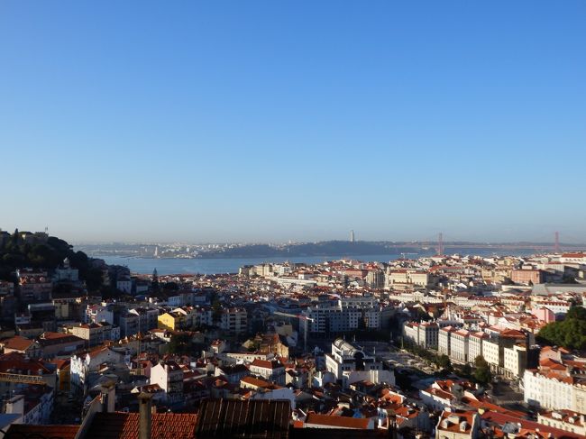 少し右にずらしてみると、橋とテージョ川がよく見えます。
