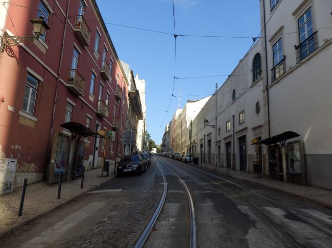 グラサからビッカのケーブルカーまでは市電（路面電車）28番線が１本で結んでいるため、この線は観光客にとても人気。<br />電車が来るのを停留所で待っていると、地元のおばあちゃんと兄ちゃんから「今日は工事でグラサにはとまらないよ」と言われる。。。<br />出ました、僕の《今日はやってない》運。。！<br />というわけでとまる停留所に遭遇するまで、線路に沿ってダッシュで坂をおりることに。