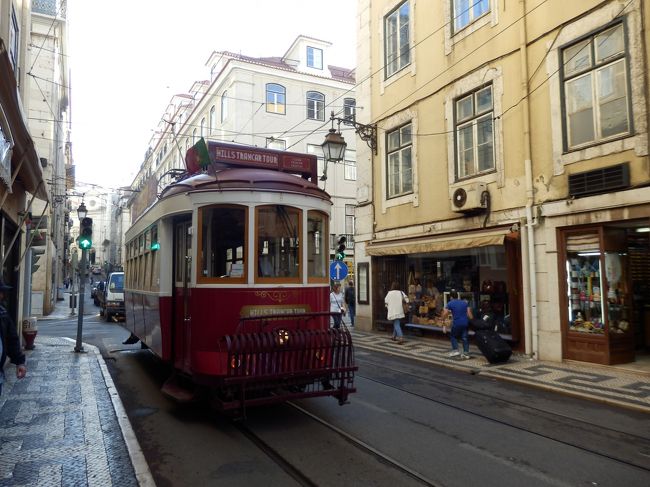 ひたすら駆け足で坂を下っていくも、一向に市電が来ない。。。（汗）<br />カテドラルのあたりを通りすぎ、平地のところになって１本市電が来たけど、これは別の市電。