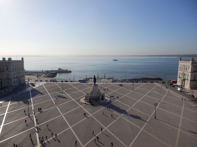 展望台から見たコルメシオ広場とテージョ川。<br />綺麗ですね！