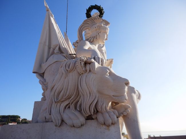 アーチの上に君臨する像。<br />迫力あります！