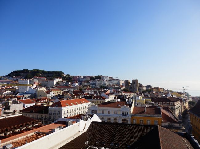 展望台から見たアルファマ側の景色。<br />青空×赤い屋根最高ですね！<br />滞在数分のすごい駆け足だったけど、勝利のアーチ展望台も満喫しました！