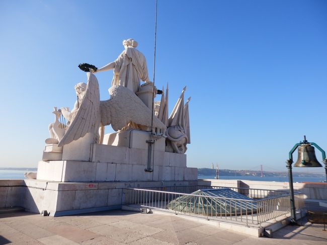 エレベーターと階段で展望台へ。<br />右の鐘は自力で叩くことができます（勝手にやっていいのかはわかりませんがｗ）