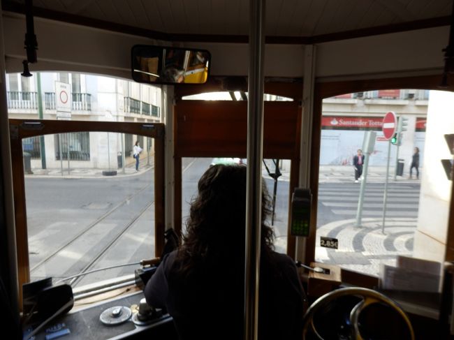 運転席はこんな感じです。<br />レバーをガコン、ガコンと音を立てつつ、ものすごいレトロな操縦法で電車を走らせていました。