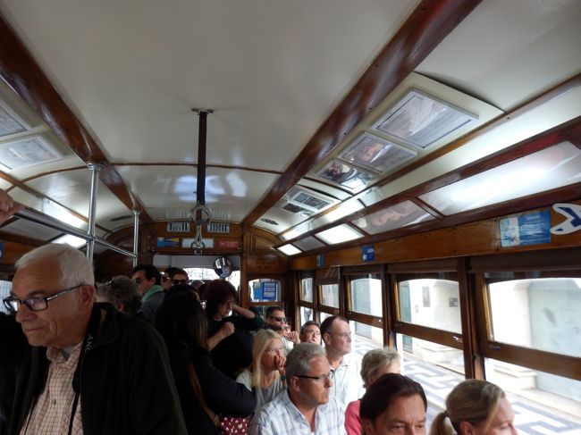 社内の様子。<br />人口密度は東京メトロのラッシュ時にも負けませぬ。<br />ちなみに坂やカーブにさしかかると、その度ものすごく揺れます。<br />立っているのもやっとなくらいです。お気をつけて！