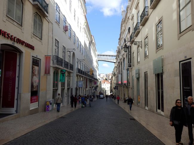 「狭い路地に黒いスーツの人達」<br />バイシャからロシオ方面の坂道。ここもよく通ったな。。。