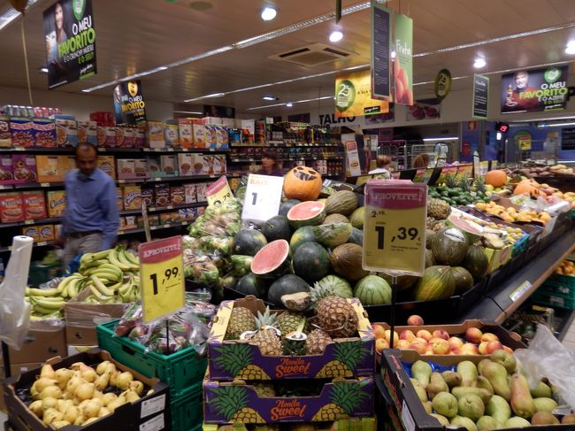 スーパーの野菜コーナー！<br />海外のスーパーって感じですね！